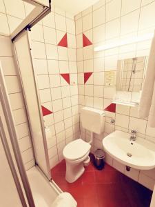 圣迈克尔隆高Hotel Gasthof Stranachwirt的白色的浴室设有卫生间和水槽。