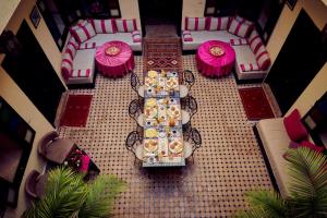马拉喀什Riad Dar La Rose的餐厅桌椅的顶部景色