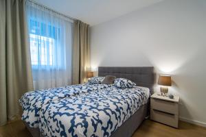 萨格勒布Flexible SelfCheckIns 63 - Zagreb - Parking - Loggia - Brand New的卧室配有蓝色和白色的床,设有窗户