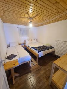 肯佩尼Cabana Dor de Apuseni的小房间设有两张床和一张桌子