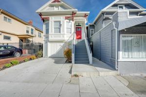 奥克兰Bikeable Apartment - 2 Mi to Downtown Oakland!的街上有红色门的白色房子