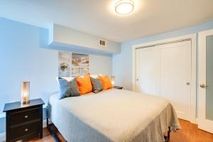 奥克兰Bikeable Apartment - 2 Mi to Downtown Oakland!的一间卧室配有带橙色和蓝色枕头的床