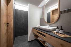 里约·迪·普斯特里亚DILIA Chalets & Apartments的一间带水槽和镜子的浴室