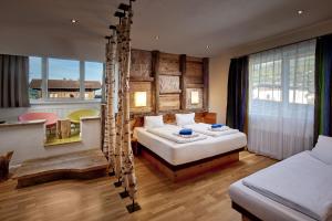 米特西尔科格勒运动酒店的酒店客房带床,房间带