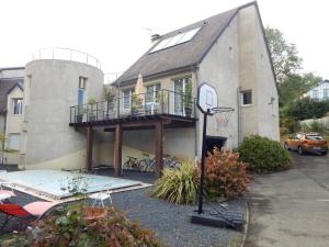 卢尔德Le jardin d'eden的带阳台和篮球架的房子