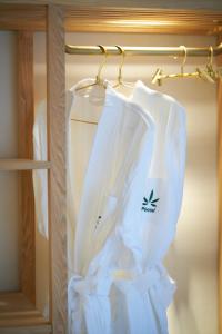 杭州奇遇派酒店(杭州西湖河坊街店)的衣架上带两件白色衬衫的衣柜