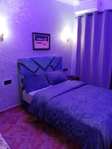 迈尔提勒Miradore golfe的紫色卧室配有一张带紫色床单的床