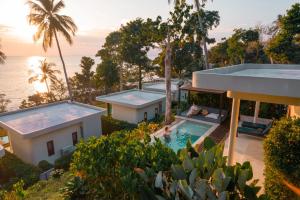 象岛内斯特森斯度假酒店的享有带游泳池的房屋的空中景致