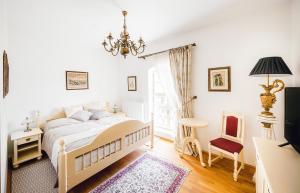 俄斯特拉发Château Rychvald的卧室配有白色的床和吊灯。