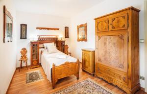 俄斯特拉发Château Rychvald的一间卧室配有一张床和一个大型木制橱柜