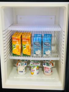 努瓦迪布Nouadhibou Guest House的冰箱里装满了酸奶和其他食品