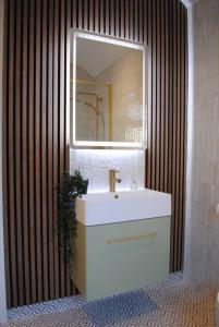 沃灵顿Cosy Renovated House in Warrington的一间带水槽和镜子的浴室