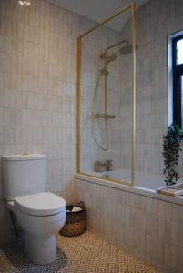 沃灵顿Cosy Renovated House in Warrington的带淋浴、卫生间和浴缸的浴室