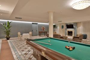 加拉蒂纳希尔米塔吉酒店的台球室设有台球桌和壁炉