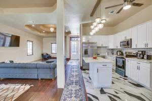 新奥尔良Immaculate New Orleans Home 7 Mi to Frenchmen St!的厨房以及带蓝色沙发的客厅。