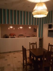 米娜克拉韦罗Hosteria Rukalaf的一间带桌椅的用餐室和一间厨房