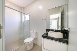 Aluguel Apartamento 2 Suítes em Bombas的一间浴室