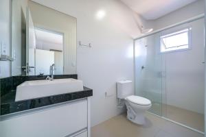 邦巴斯Aluguel Apartamento 2 Suítes em Bombas的一间带水槽、卫生间和淋浴的浴室