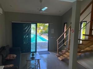 拉斯特拉纳斯Residence Las Dos Palmas的享有游泳池景致的客厅