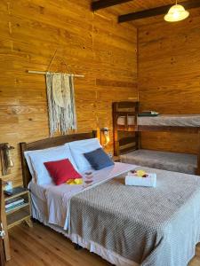 乌鲁比西Chalés incríveis com banheira de hidromassagem e vista encantadora的一间卧室配有一张带两张双层床的床铺。