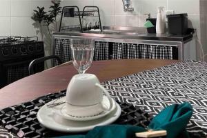 贝洛奥里藏特Casinha do Prado, conforto vintage, ar condicionado的坐在桌子上的一个葡萄酒杯