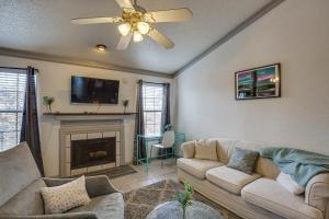 达拉斯Inviting Dallas Condo Less Than 2 Mi to NorthPark!的带沙发和壁炉的客厅