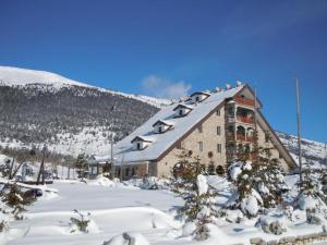 BlidinjeVilla Anemar的一座大雪地建筑,山中