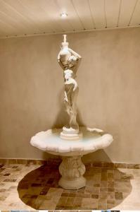 波亚纳布拉索夫罗马尼亚奥勒留伊姆帕拉图酒店的坐在喷泉顶上的女人雕像