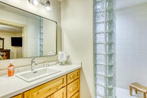 特拉基Gold Bear的一间带水槽和镜子的浴室