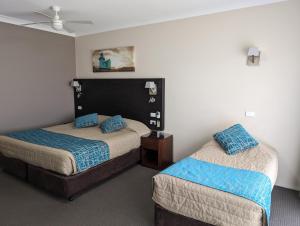 沃加沃加澳洲家园汽车旅馆 的一间客房内配有两张床的房间