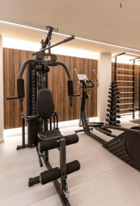 里约热内卢Studio Lapa-Dumont Dream Suites的健身房设有两个跑步机和一个跑步机