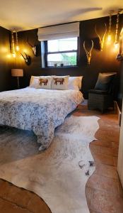 切尔滕纳姆La Casa Rossa - free parking的一间卧室设有一张大床和一个窗户。