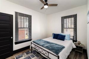 密歇根城Sand & Sun Retreat,2 Living Rooms, Kids Play Area的一间卧室配有一张带蓝色枕头的床和窗户。