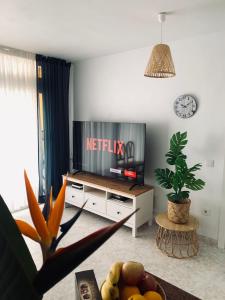 圣巴托洛梅Apartment with sea view close to dunes of playa del ingles的客厅配有平面电视和沙发。