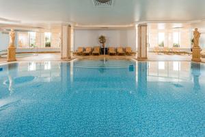 梅利哈马耳他金沙滩丽笙度假及spa酒店的一座带椅子的大型游泳池