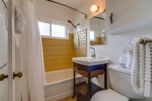 圣地亚哥OB Smiths Cottage By The Beach的浴室配有盥洗盆、卫生间和浴缸。