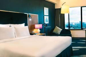 吉隆坡吉隆坡孟沙温德姆至尊酒店的一间设有大床和窗户的酒店客房