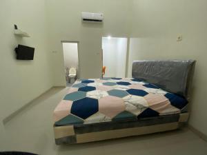 泗水The 8 House – Surabaya City Center的卧室配有一张床