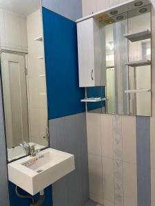 泗水The 8 House – Surabaya City Center的一间带水槽和镜子的浴室