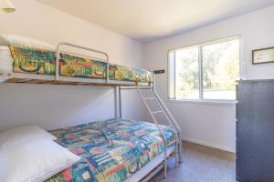 贝拉拉Kangaroo Cabin的一间卧室设有两张双层床和一扇窗户。