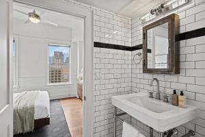 圣安东尼奥The Maverick, powered by Placemakr的白色的浴室设有水槽和镜子