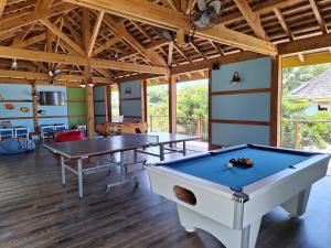 Beach House Lodge的一间房间,里面设有两张乒乓球桌