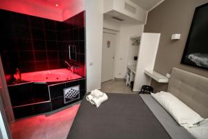 萨莱诺Living Salerno B&b的一间带红色浴缸和床的浴室
