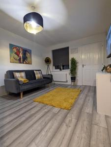 BentleyFreshen-up stays Doncaster的带沙发和黄色地毯的客厅