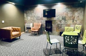沃尔沃尔美国最佳价值旅馆的一间设有椅子和壁炉的等候室