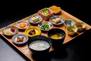长野信州善光寺 薬王院的桌上的各种食物托盘