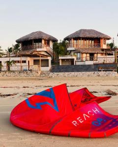 AmontadaVila Caetanos的沙滩上躺着的红色风筝