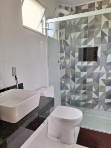 弗洛里亚诺波利斯Residencial Caramujo的浴室配有白色卫生间和盥洗盆。