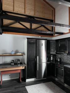 波尔沃Villa Aronia的厨房配有不锈钢冰箱和木制橱柜