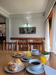 格塞尔镇Hotel Portofino by CPH的餐桌,盘子上放着食物和咖啡